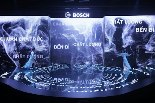 Khách hàng trải nghiệm thực tế các sản phẩm của Bosch tại buổi triển lãm.
